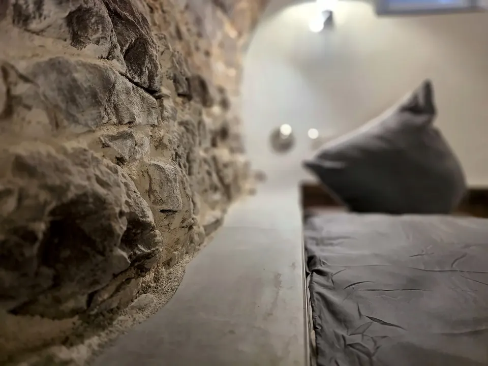 Detail: Bruchstein des Gewölbes neben dem Bett
